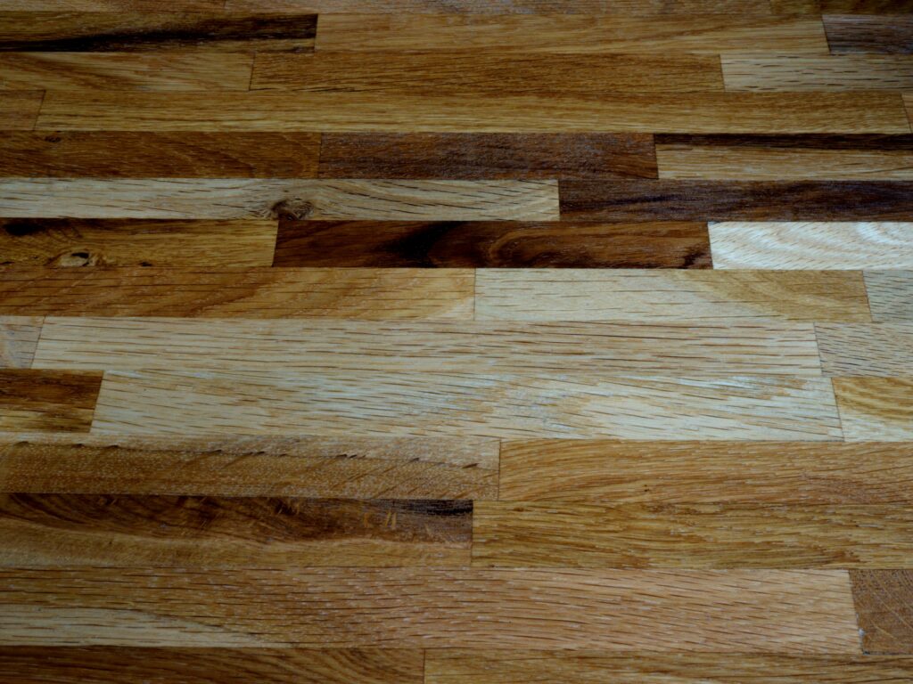 Ruime woonkamer met ruwe houten macrohout vloer