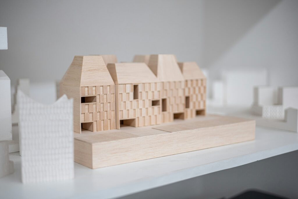 Modern huis met opengewerkte gevelpanelen