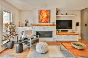 Interieur met kussens, lage tafels en geen traditionele stoelen