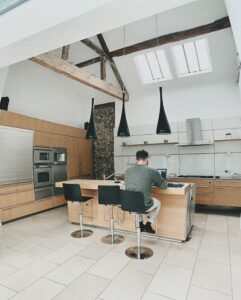 Gemeenschappelijke keuken met moderne apparatuur en individueel kookstation