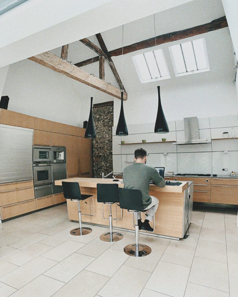 Gemeenschappelijke keuken met moderne apparatuur en individueel kookstation