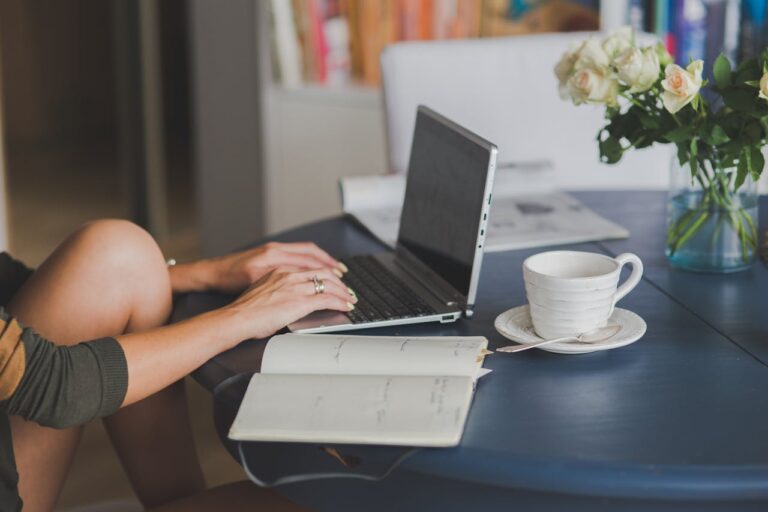 vrouw achter laptop